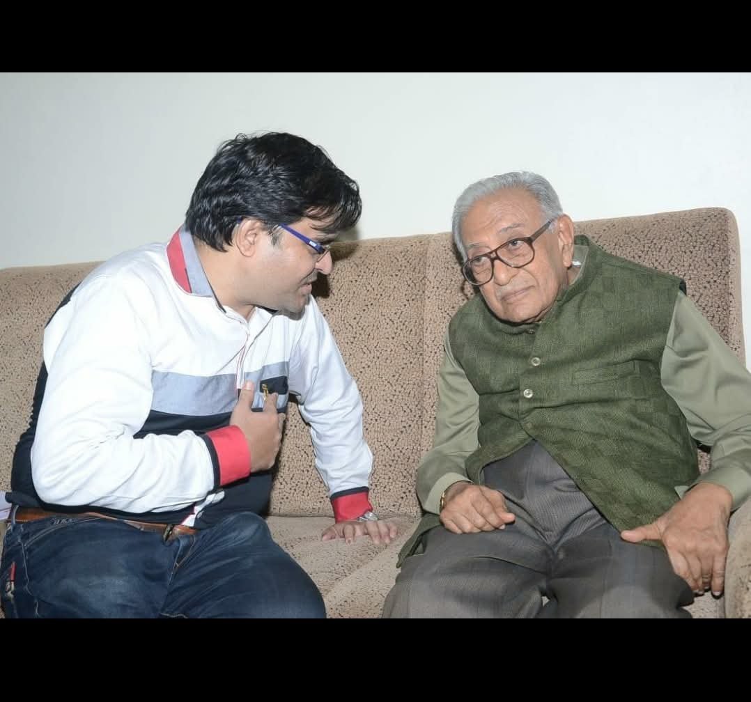 दिग्गज रेडिओ निवेदक अमीन सयानी यांच्यासोबत हृद्य भेटीचा अनमोल क्षण — ४० वर्षांहून अधिक काळ "बिनाका गीतमाला"द्वारे कोट्यवधी रसिकांच्या मनावर अधिराज्य गाजवणाऱ्या दिग्गज व्यक्तिमत्त्वाची अविस्मरणीय आठवण