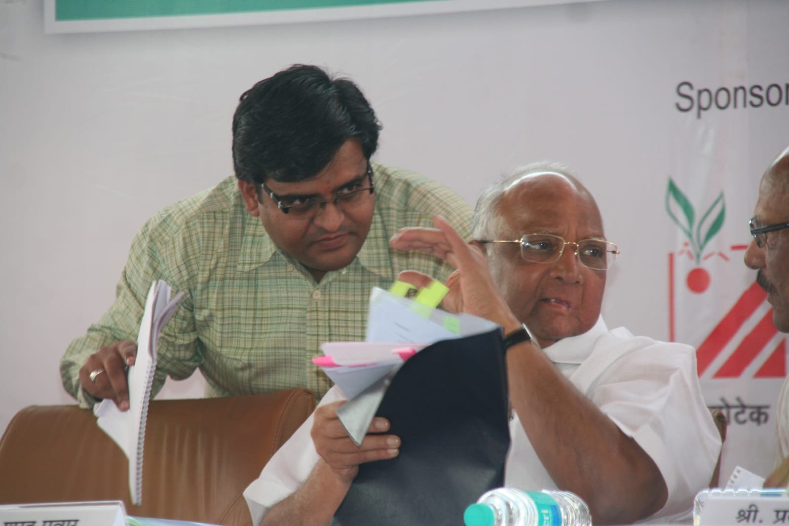 राजकीय नेत्यांसोबतच्या प्रचारकार्य व सामाजिक बांधिलकीच्या उपक्रमांतील सक्रिय सहभाग