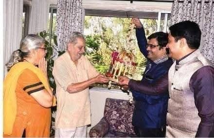 अभिनय क्षेत्रातील दिग्गज डॉ. श्रीराम लागू यांच्या हस्ते होळीनिमित्त विशेष सन्मान